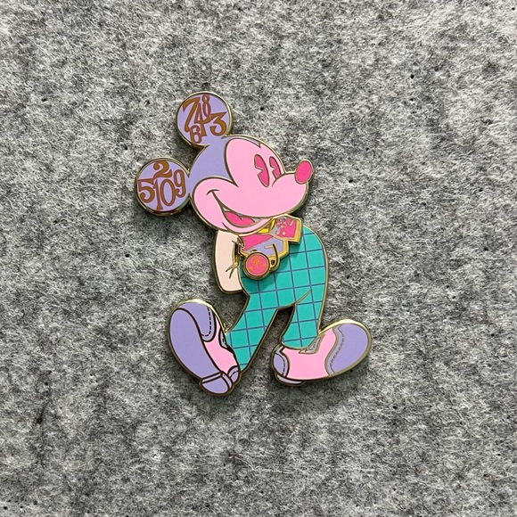 8 Pin Disney Bundle - HKDL Pin Trading Carnival, Mickey Mouse, Ariel & Flounder - Picture 8 of 9